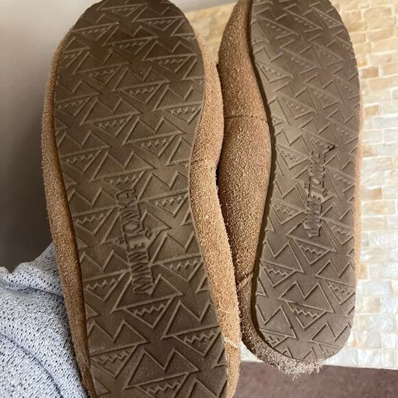 Minnetonka Women's Tan Moccasins size 7 - Picture 4 of 4